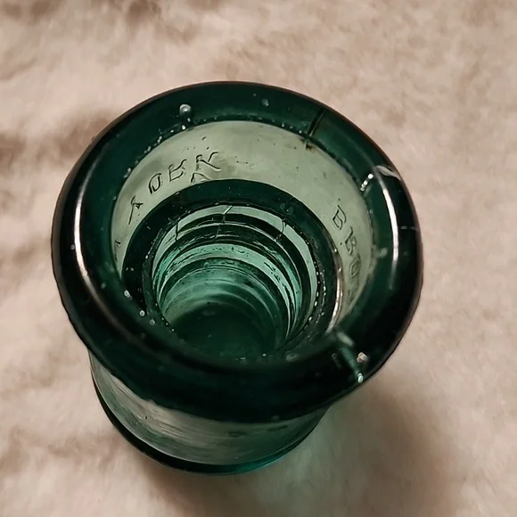 VINTAGE  SWIRLED  BROOKFIELD  HOOPSKIRT GLASS INSULATOR  GREEN  AQUA. - Picture 5 of 6
